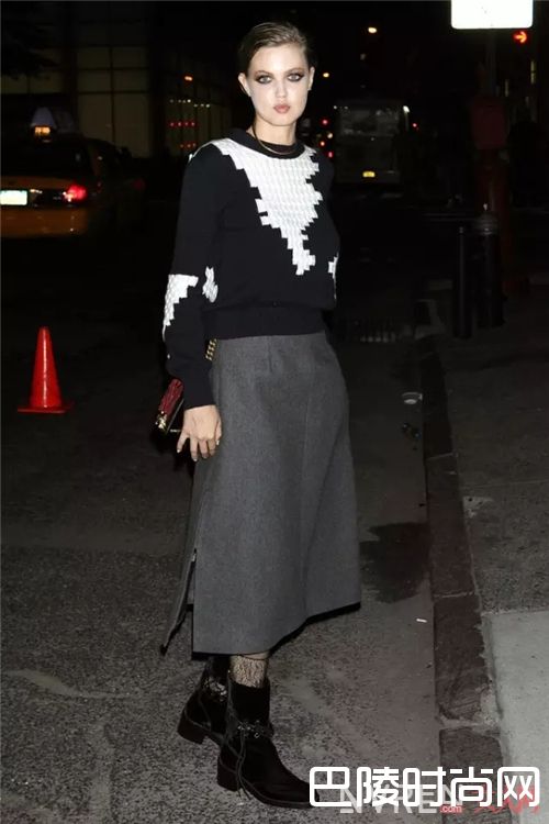 卫衣与裙子的搭配_穿上卫衣搭上裙子 你就拥有了最美的初春！