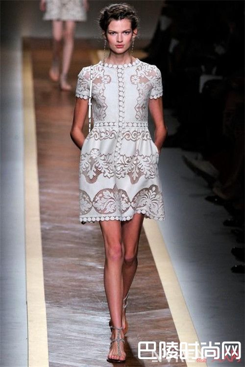 蕾丝拼接设计怎么搭配出优雅_蕾丝打底裙不仅仅是裙子 还能做打底吗