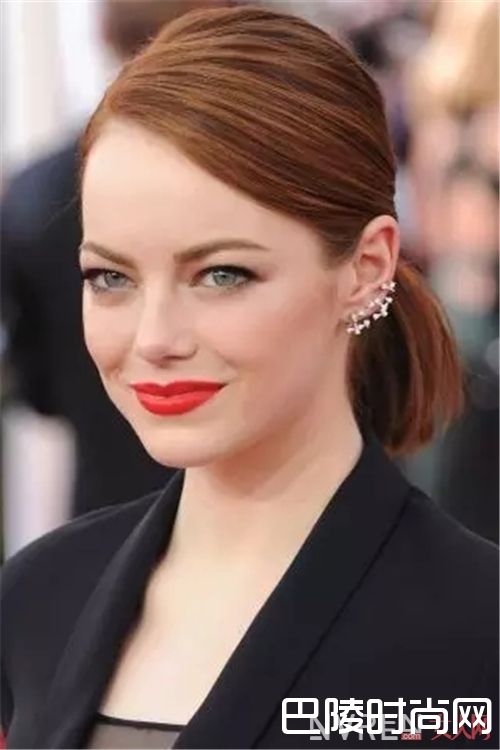 气质低马尾造型_头发长度好尴尬 这样打理照样让你时髦飞起！