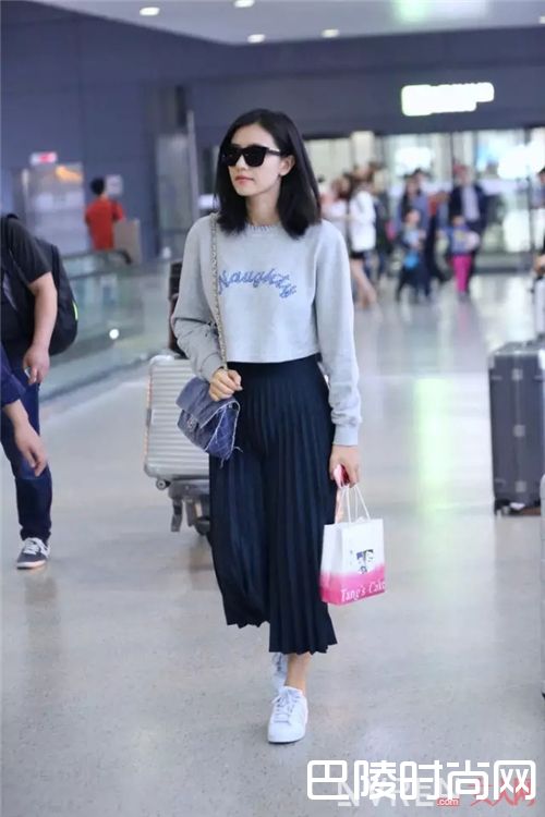 卫衣与裙子的搭配_穿上卫衣搭上裙子 你就拥有了最美的初春！