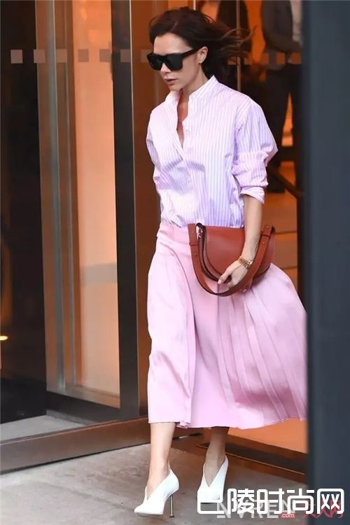 衬衫搭配百褶裙_2017开春就用衬衫+裙子 时髦又有女人味！