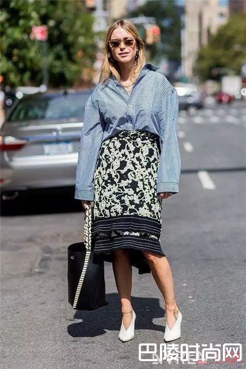 衬衫搭配印花裙_2017开春就用衬衫+裙子 时髦又有女人味！