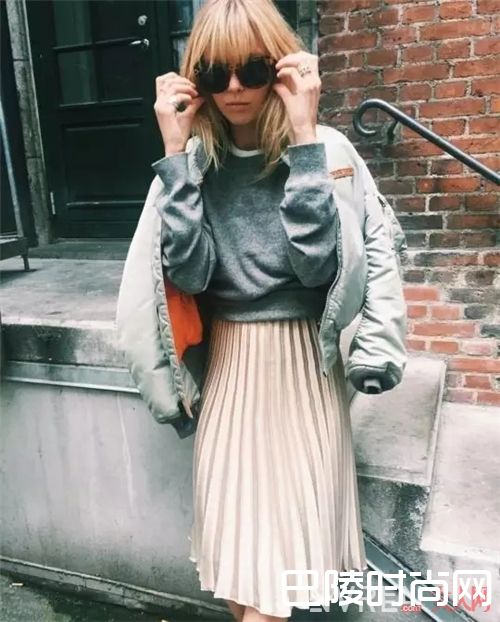 卫衣与裙子的搭配_穿上卫衣搭上裙子 你就拥有了最美的初春！