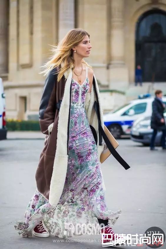 连身套装+球鞋_百穿不腻小白鞋，永远不会出错的穿搭公式