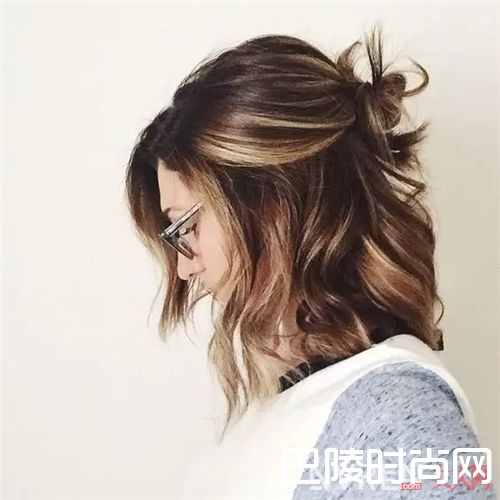 半丸子造型_头发长度好尴尬 这样打理照样让你时髦飞起！