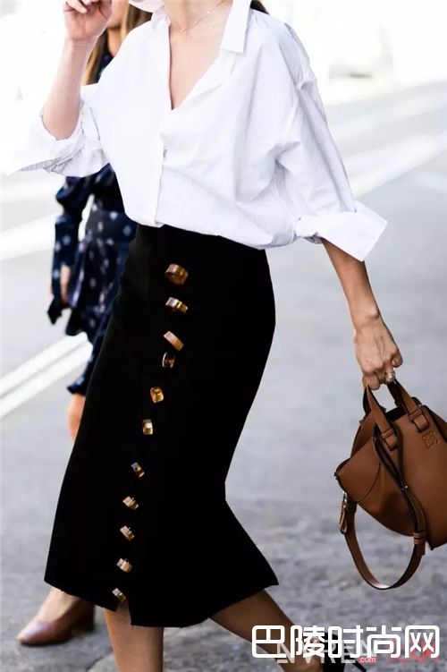 衬衫搭配铅笔裙_2017开春就用衬衫+裙子 时髦又有女人味！