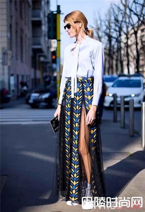衬衫搭配百褶裙_2017开春就用衬衫+裙子 时髦又有女人味！