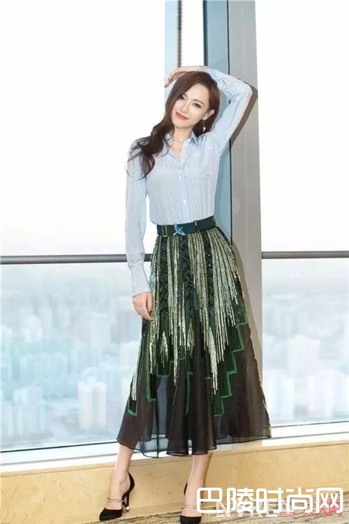 女神都爱衬衫搭裙子_2017开春就用衬衫+裙子 时髦又有女人味！