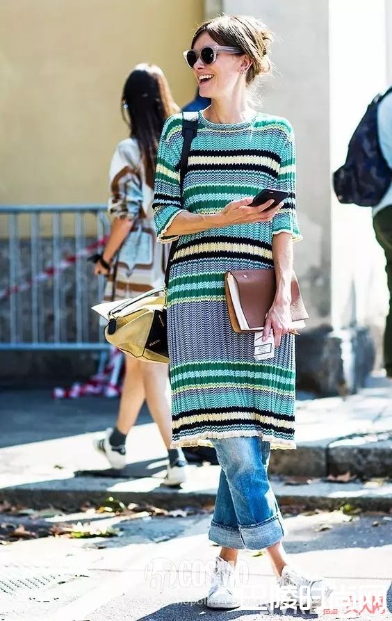 连身套装+球鞋_百穿不腻小白鞋，永远不会出错的穿搭公式