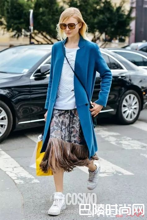 长外套+牛仔裤/长裙+球鞋_百穿不腻小白鞋，永远不会出错的穿搭公式