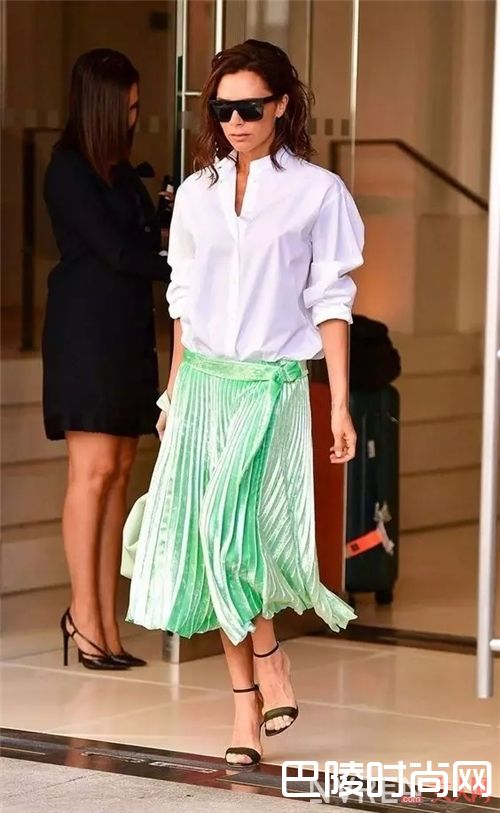 衬衫搭配百褶裙_2017开春就用衬衫+裙子 时髦又有女人味！
