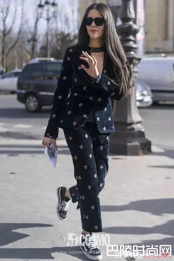 黑白+球鞋_百穿不腻小白鞋，永远不会出错的穿搭公式