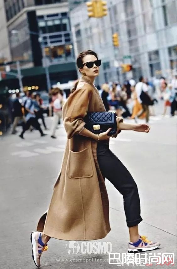 长外套+牛仔裤/长裙+球鞋_百穿不腻小白鞋，永远不会出错的穿搭公式