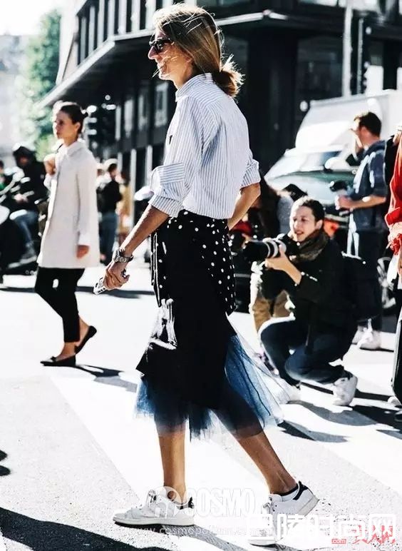 格纹上衣/衬衫+裤裙/铅笔裤+球鞋_百穿不腻小白鞋，永远不会出错的穿搭公式