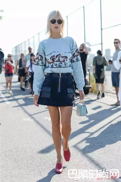 卫衣与裙子的搭配_穿上卫衣搭上裙子 你就拥有了最美的初春！