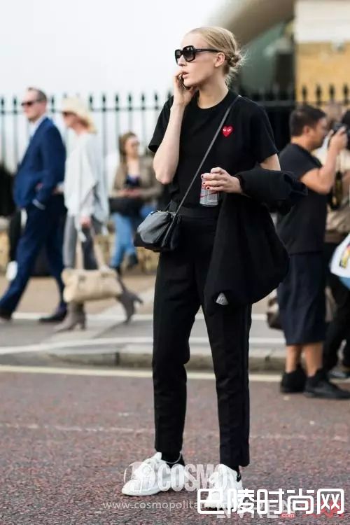 黑白+球鞋_百穿不腻小白鞋，永远不会出错的穿搭公式