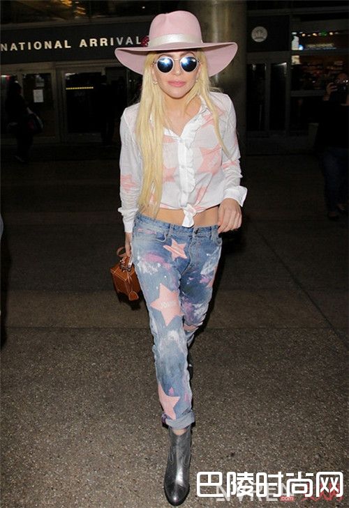 复古单品：圆形眼镜、大檐帽_用这些元素重返过去 做时尚界的复古女郎