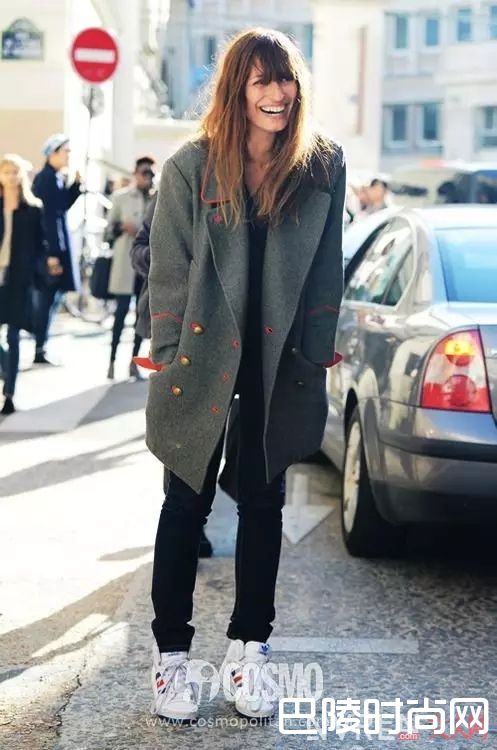 连身套装+球鞋_百穿不腻小白鞋，永远不会出错的穿搭公式