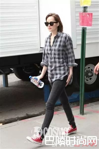 格纹上衣/衬衫+裤裙/铅笔裤+球鞋_百穿不腻小白鞋，永远不会出错的穿搭公式