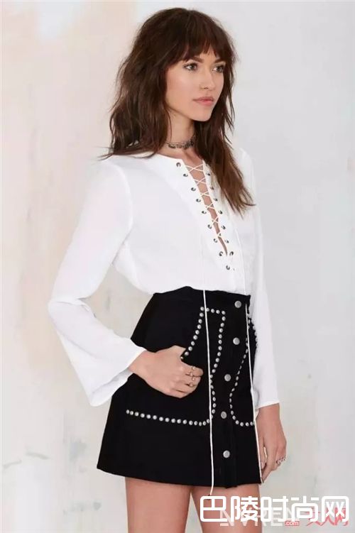 衬衫搭配短裙_2017开春就用衬衫+裙子 时髦又有女人味！