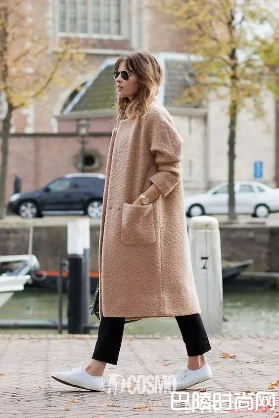 长外套+牛仔裤/长裙+球鞋_百穿不腻小白鞋，永远不会出错的穿搭公式