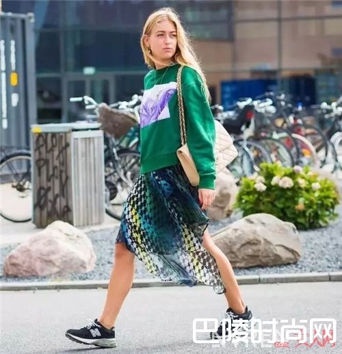 卫衣与裙子的搭配_穿上卫衣搭上裙子 你就拥有了最美的初春！