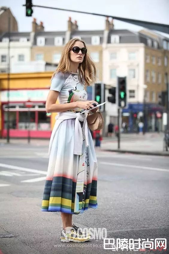 连身套装+球鞋_百穿不腻小白鞋，永远不会出错的穿搭公式