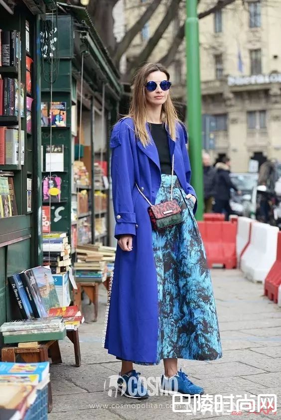 长外套+牛仔裤/长裙+球鞋_百穿不腻小白鞋，永远不会出错的穿搭公式