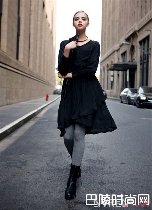 黑色紧身镂空连衣裙怎么搭_经典小黑裙搭配 时髦显瘦一步到位