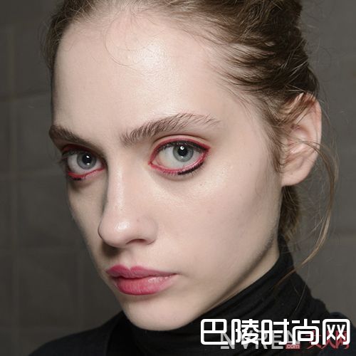 模特演绎糖果色妆_2017伦敦时装周糖果妆来袭　炫色撩人十里春风不如你