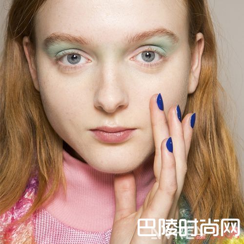 糖果色眼影画法_2017伦敦时装周糖果妆来袭　炫色撩人十里春风不如你