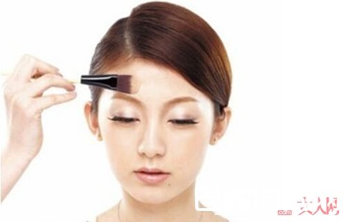 粉底液的作用_买粉底液好还是气垫BB好?适合自己的最重要!