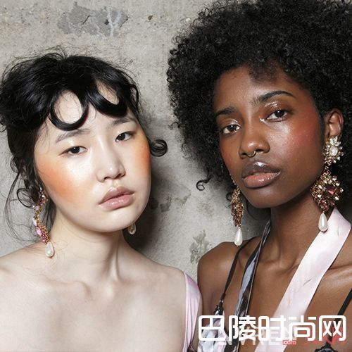 腮红画法_2017伦敦时装周糖果妆来袭　炫色撩人十里春风不如你