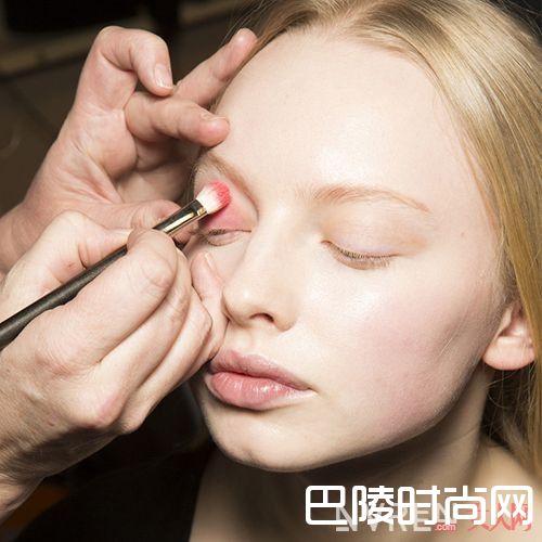 眉毛画法_2017伦敦时装周糖果妆来袭　炫色撩人十里春风不如你