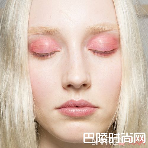 糖果色眼影画法_2017伦敦时装周糖果妆来袭　炫色撩人十里春风不如你