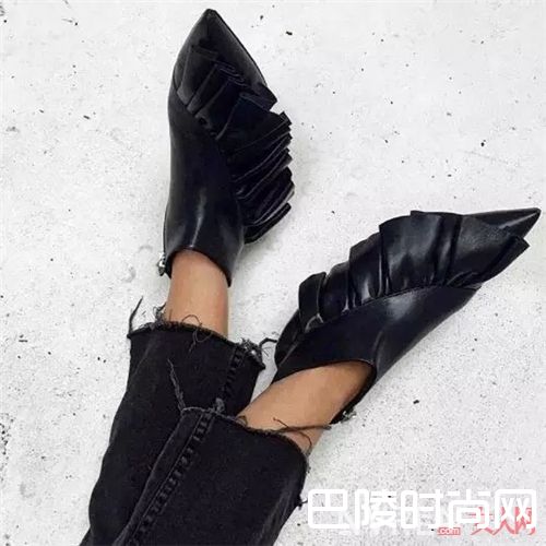 Ruffles Shoes简介_原来时髦新宠是这6款鞋！让你的穿搭多点小心机