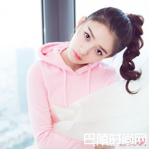 明星演绎糖果色装_奢侈包动辄就上万 百年来女人这里面都塞了些啥?