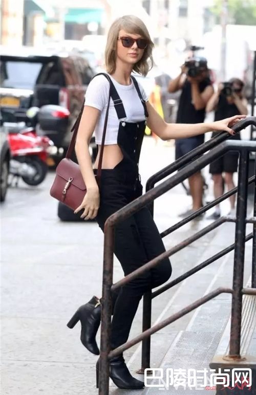 上衣小一号的搭配_今年流行穿衣短一号 这样更俏皮时髦噢！