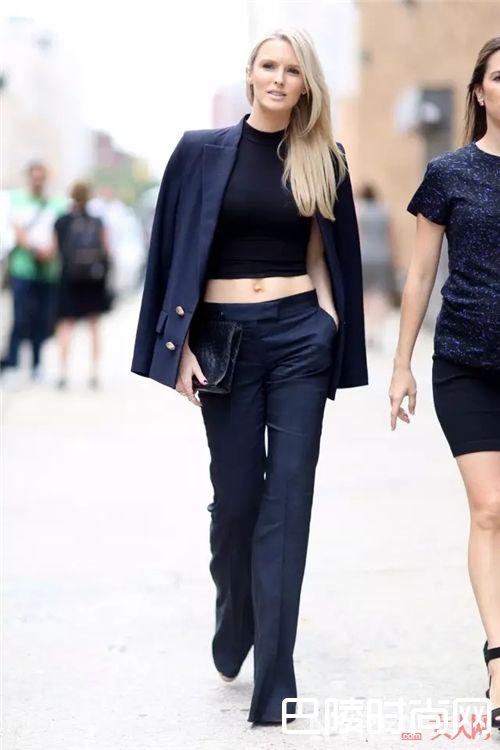 上衣小一号的搭配_今年流行穿衣短一号 这样更俏皮时髦噢！