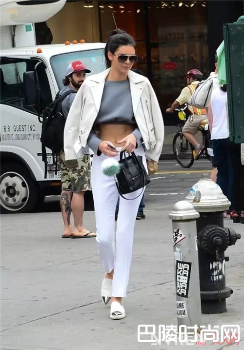 上衣小一号的搭配_今年流行穿衣短一号 这样更俏皮时髦噢！