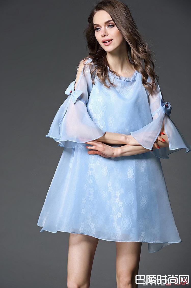 早春流行趋势喇叭袖_早春穿衣荒的你缺哪件 看看2017年早春流行趋势吧