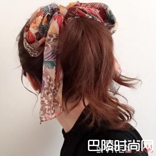丝巾扎头发的重要步骤_丝巾怎么扎头发最好看 简单几步搞定造型烦恼