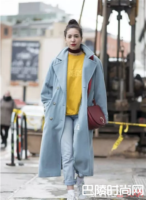 长款外套搭配浅色牛仔裤_浅色牛仔会显胖？看了这些你就知道是谣言了