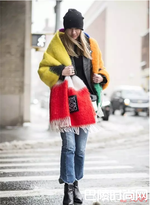 衬衫搭配浅色牛仔裤_浅色牛仔会显胖？看了这些你就知道是谣言了