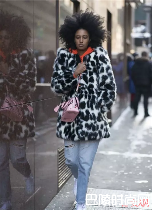 长款外套搭配浅色牛仔裤_浅色牛仔会显胖？看了这些你就知道是谣言了