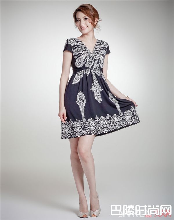 春天约会穿印花连衣裙