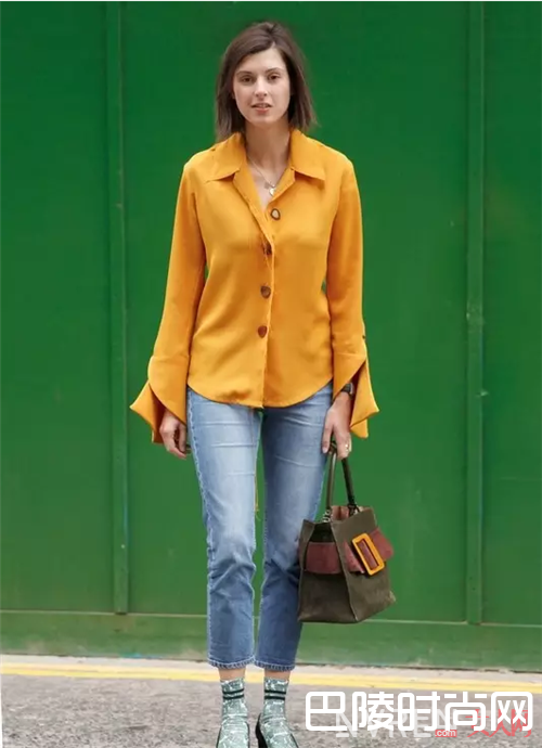 毛衣搭配浅色牛仔裤_浅色牛仔会显胖？看了这些你就知道是谣言了