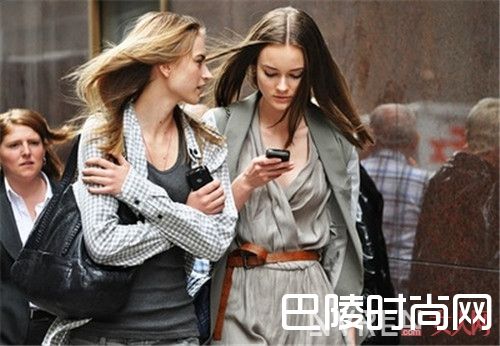 如何完美搭配沁色牛仔裤_浅色牛仔会显胖?看了这些你就知道是谣言了