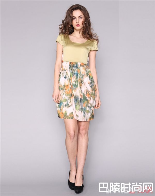 春天约会穿印花连衣裙