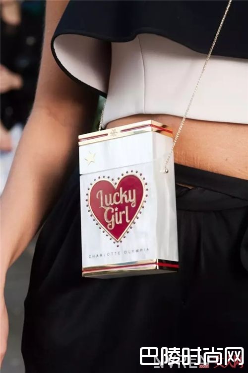 利用包包来搭配_红色单品“见春死”？这样搭配一样可以清新脱俗！